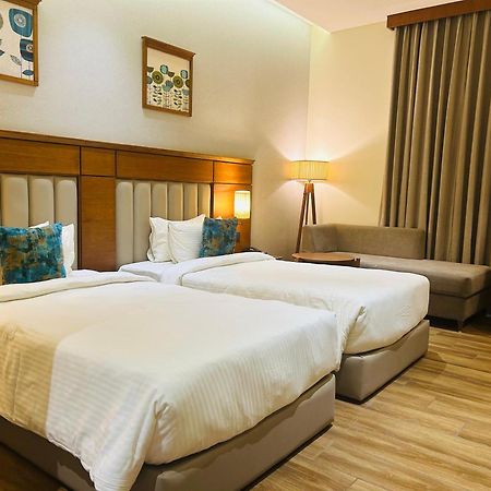Hotel Sayaji Morbi Esterno foto