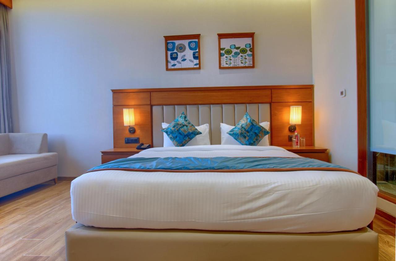 Hotel Sayaji Morbi Esterno foto