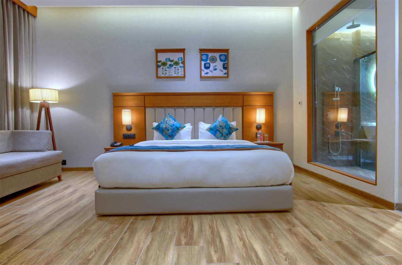 Hotel Sayaji Morbi Esterno foto