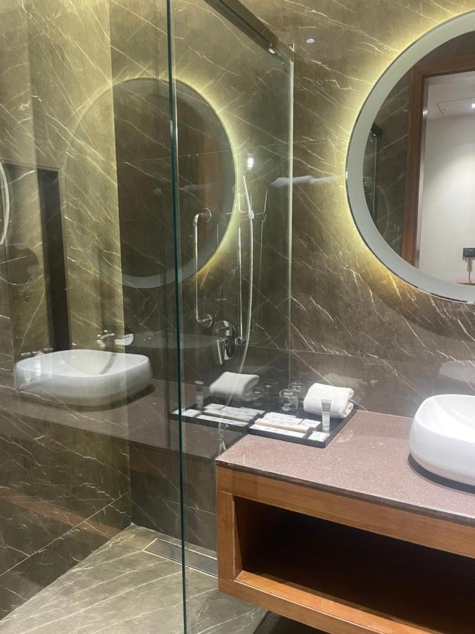 Hotel Sayaji Morbi Esterno foto