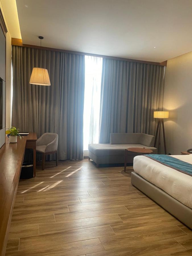 Hotel Sayaji Morbi Esterno foto