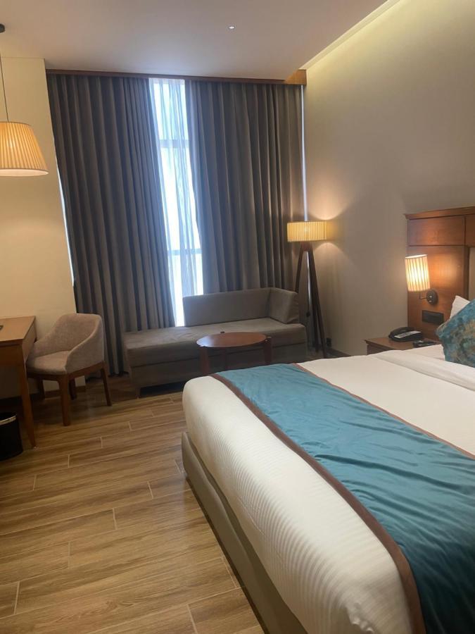 Hotel Sayaji Morbi Esterno foto