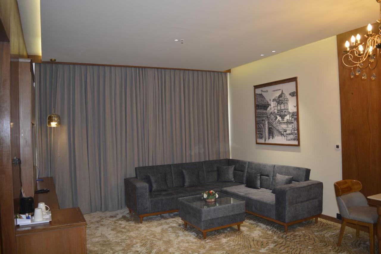 Hotel Sayaji Morbi Esterno foto