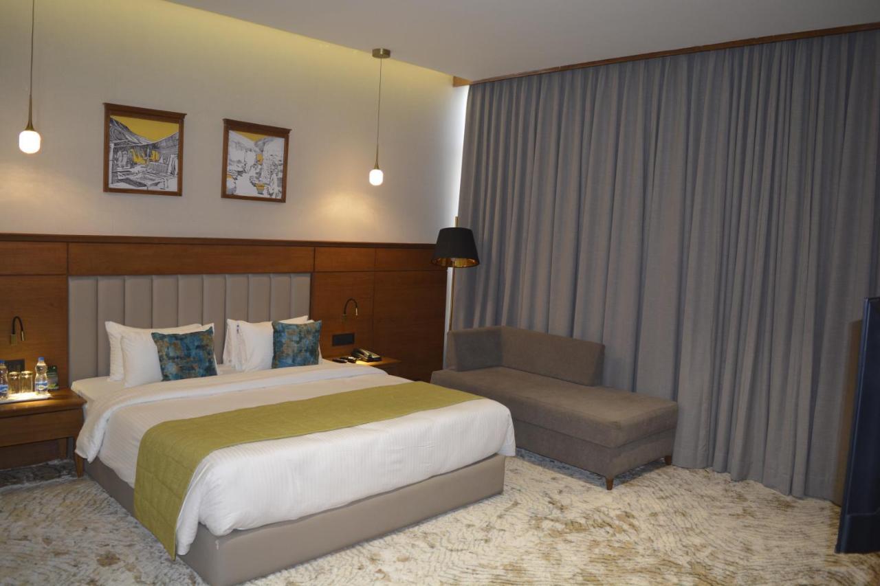 Hotel Sayaji Morbi Esterno foto