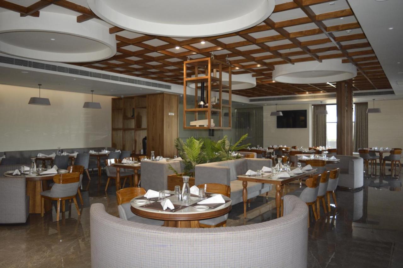 Hotel Sayaji Morbi Esterno foto