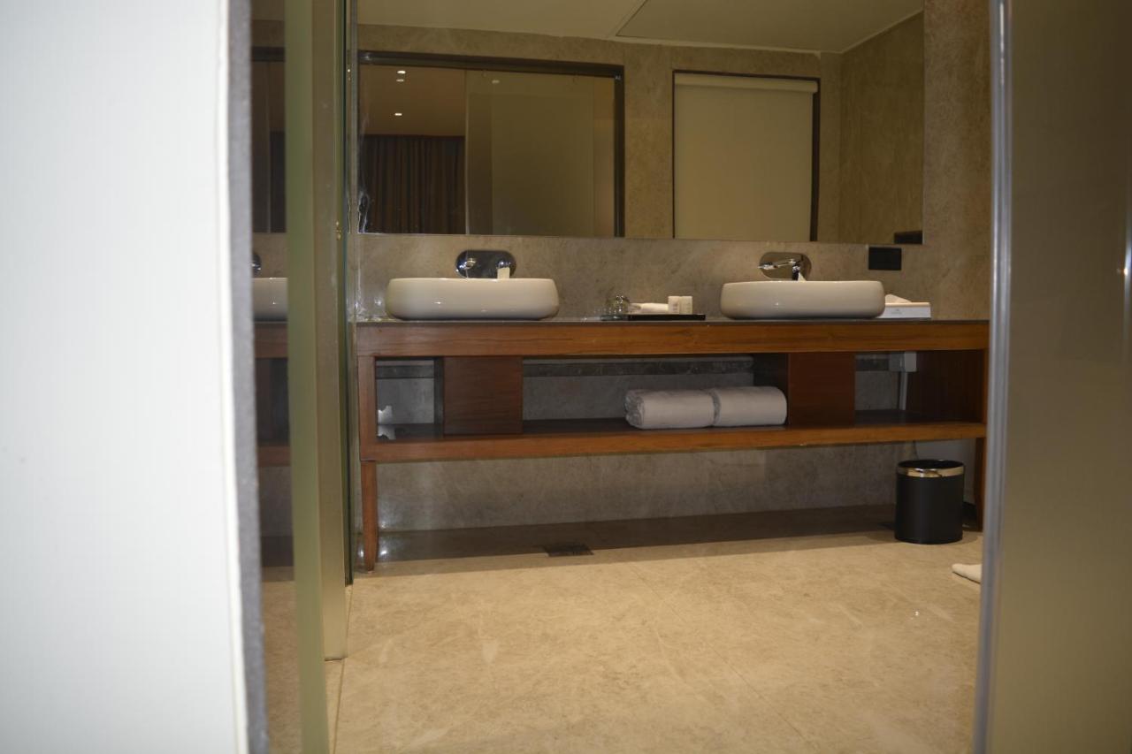 Hotel Sayaji Morbi Esterno foto