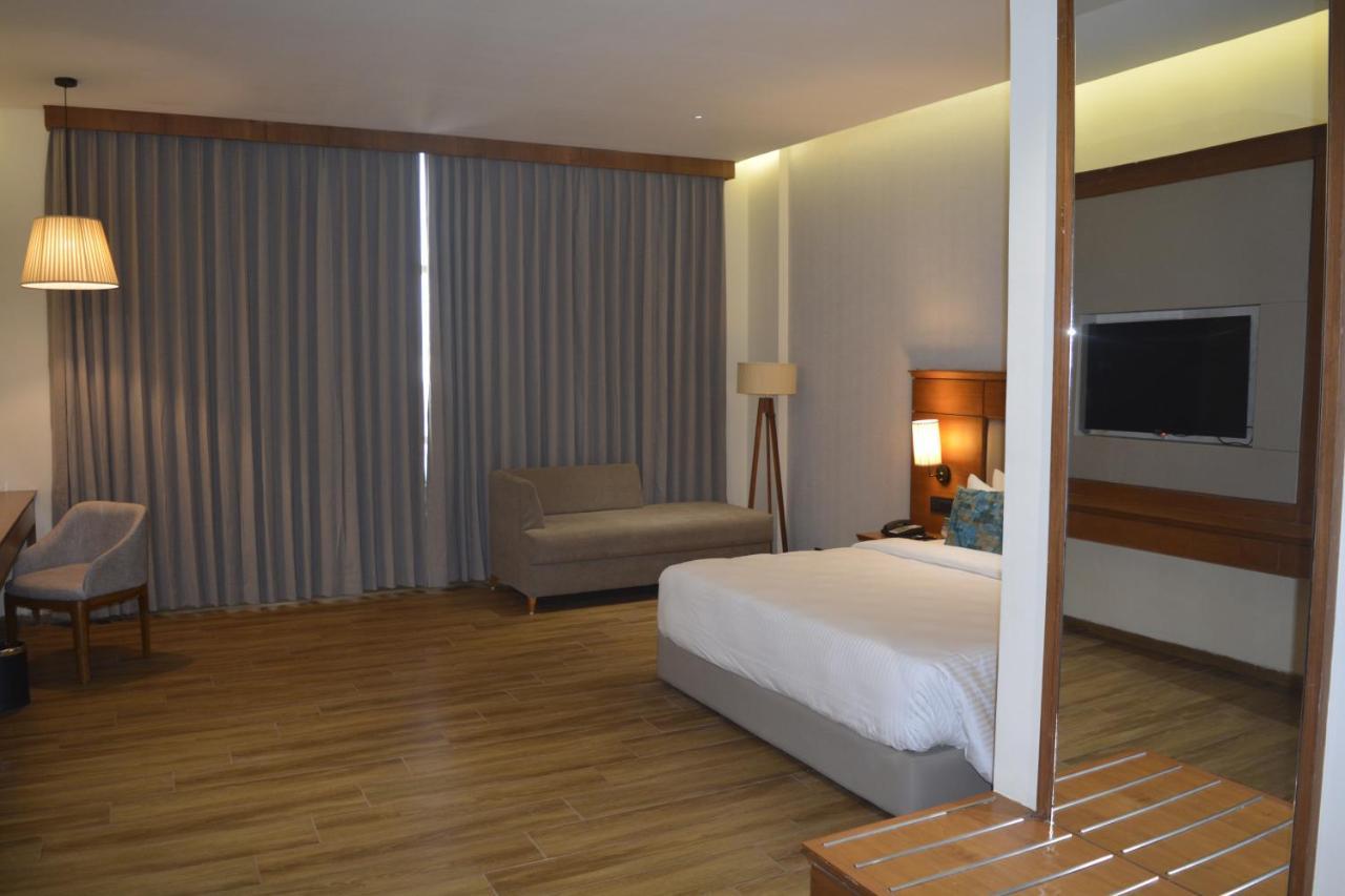 Hotel Sayaji Morbi Esterno foto