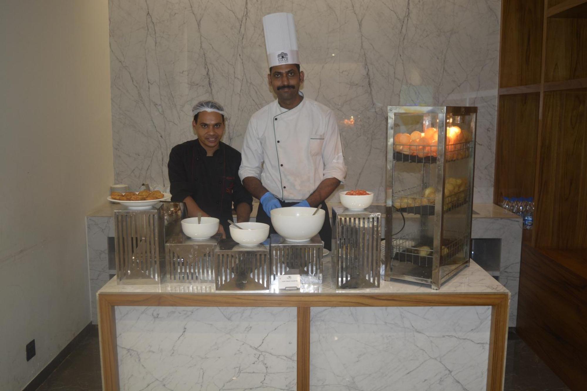 Hotel Sayaji Morbi Esterno foto
