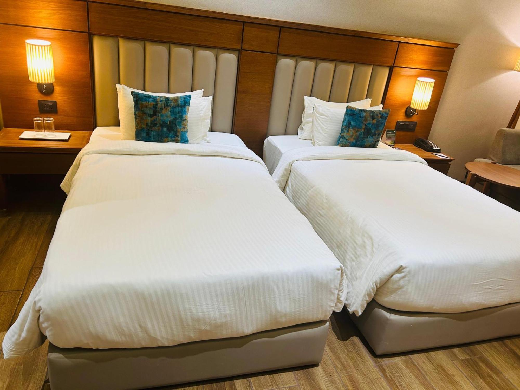 Hotel Sayaji Morbi Esterno foto