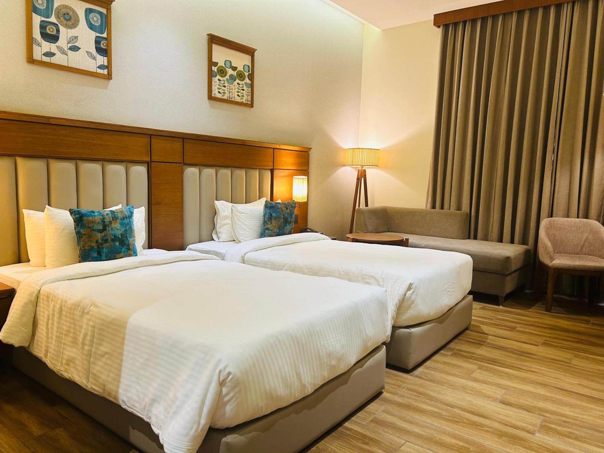 Hotel Sayaji Morbi Esterno foto