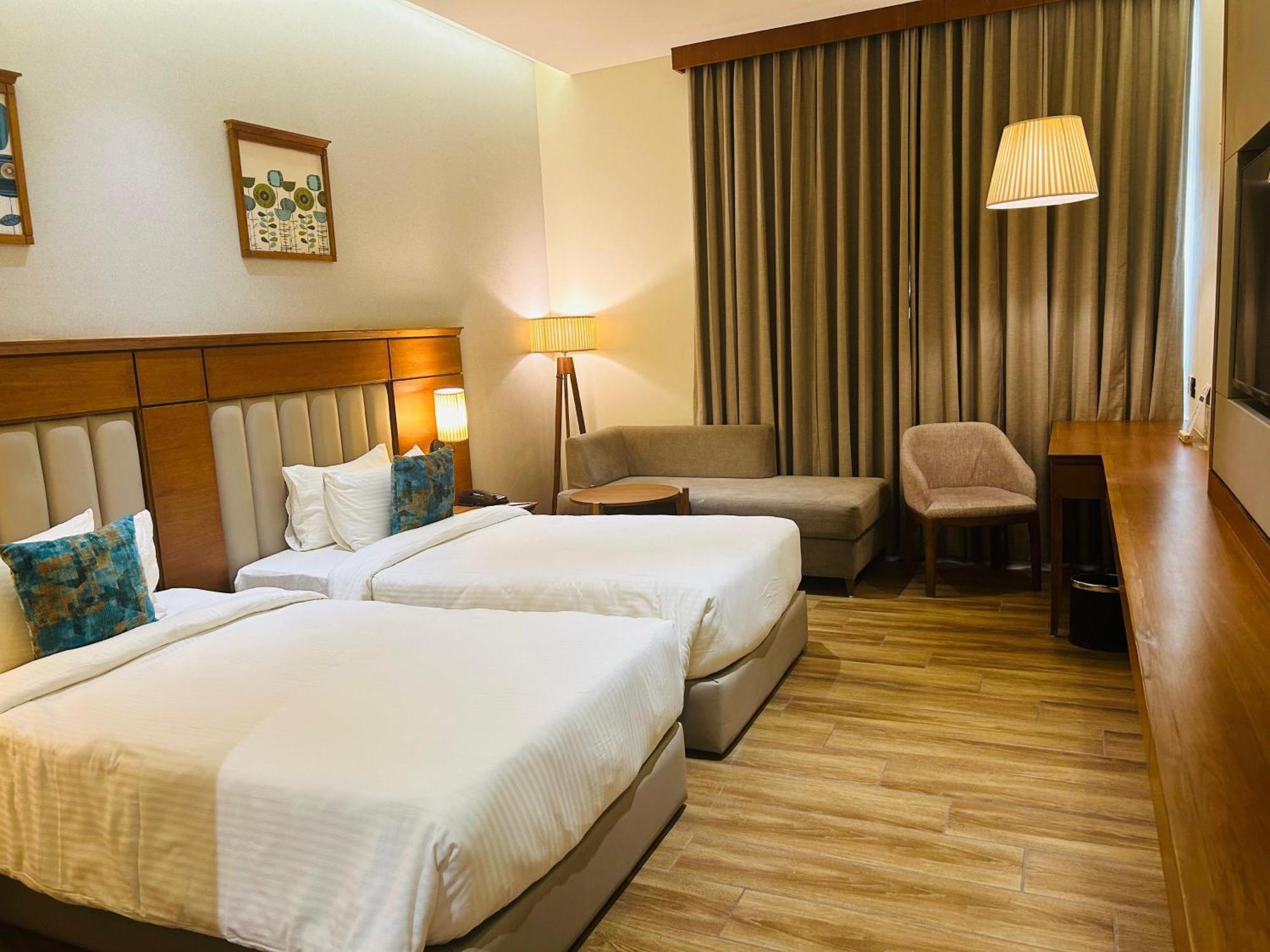 Hotel Sayaji Morbi Esterno foto