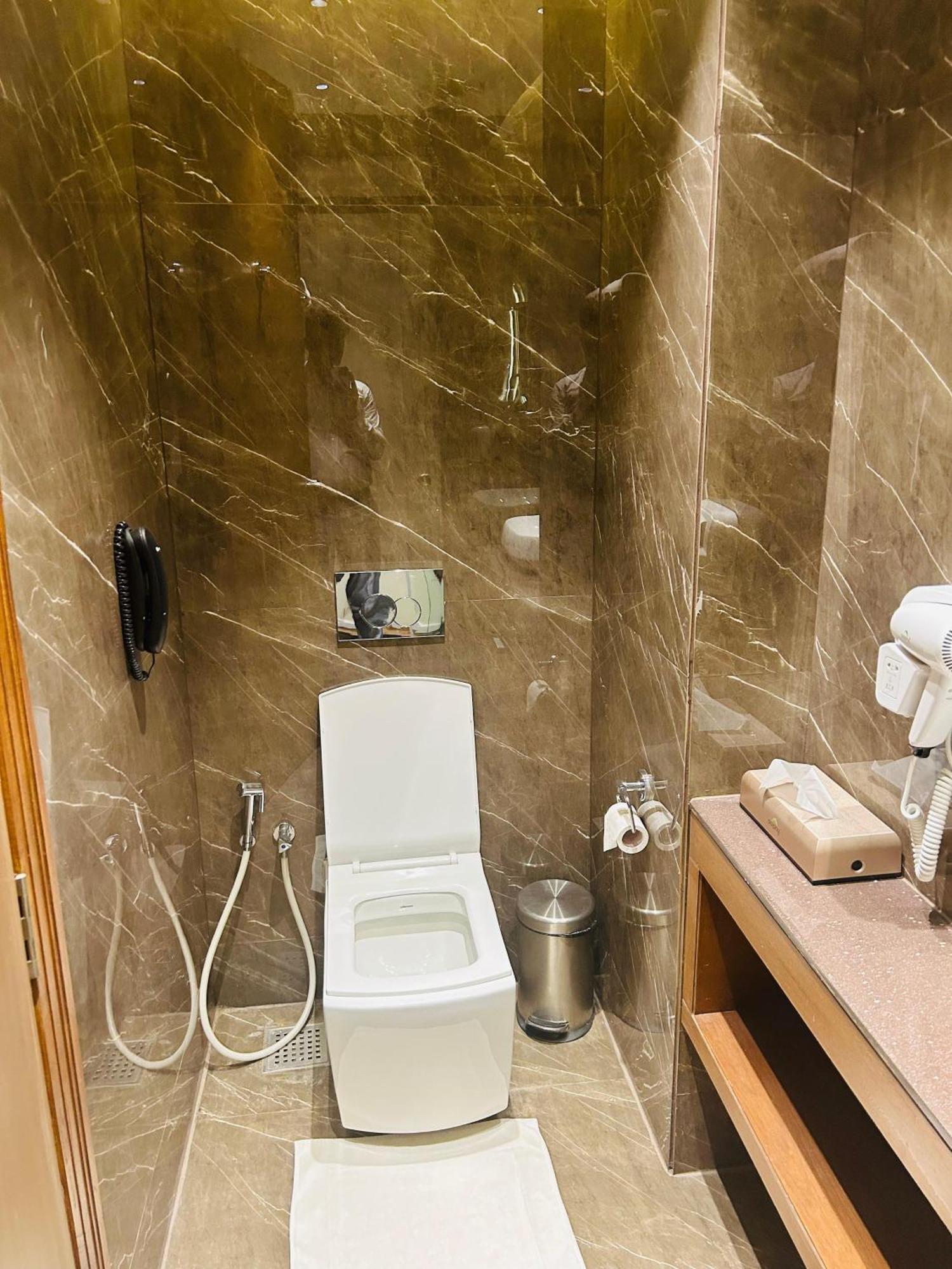 Hotel Sayaji Morbi Esterno foto